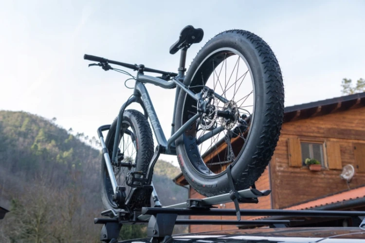 Bagażnik rowerowy na dach Menabo CHRONO LEWY - Fat bike i E-bike /max.25 kg